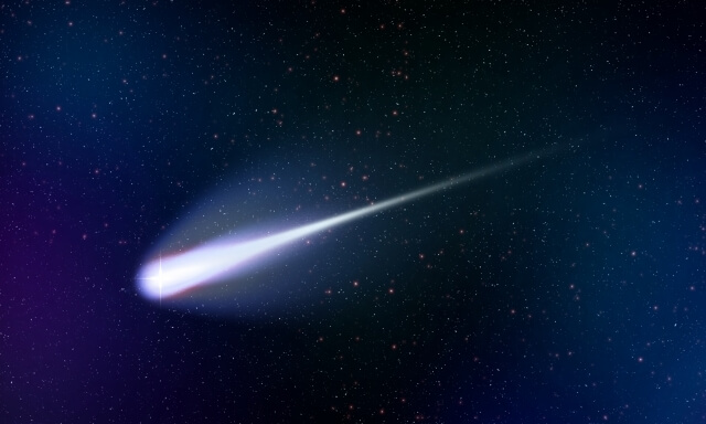 宇宙で白く輝く彗星